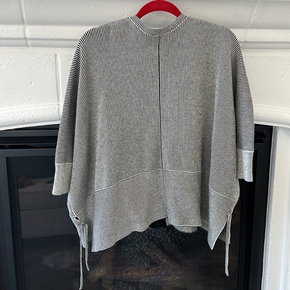 Cabi short sleeve knit cardigan - black and white stripes- M - GUC - Picture 4 of 5